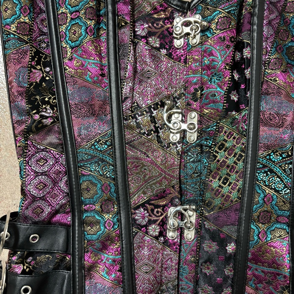 Gothic corset with buckles size medium - Picture 3 of 8